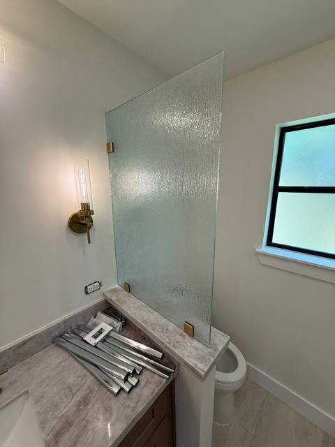 Textured rain glass privacy partition